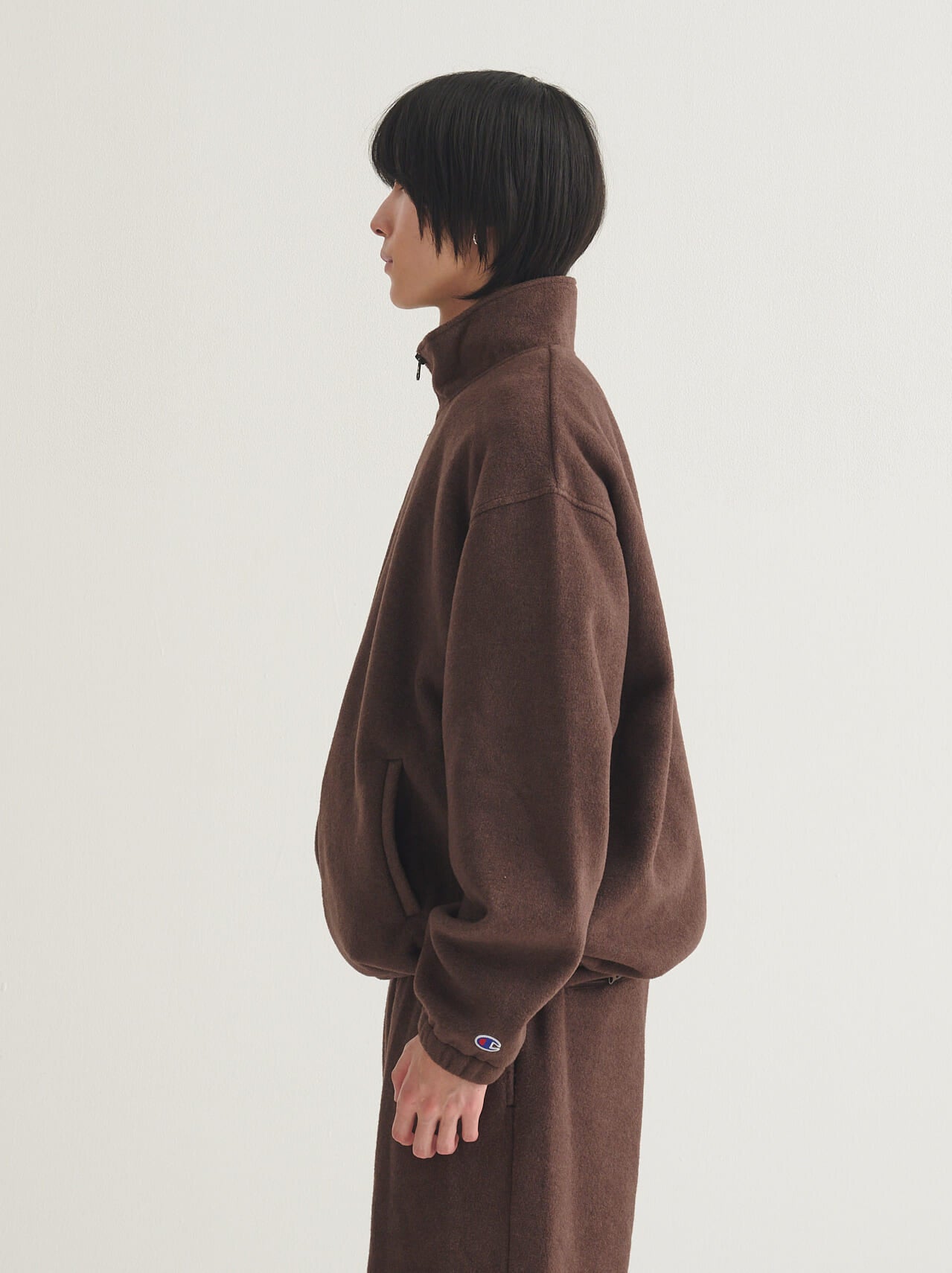 チャンピオンとビームスのコラボフリースジャケットの着用カットのサイド