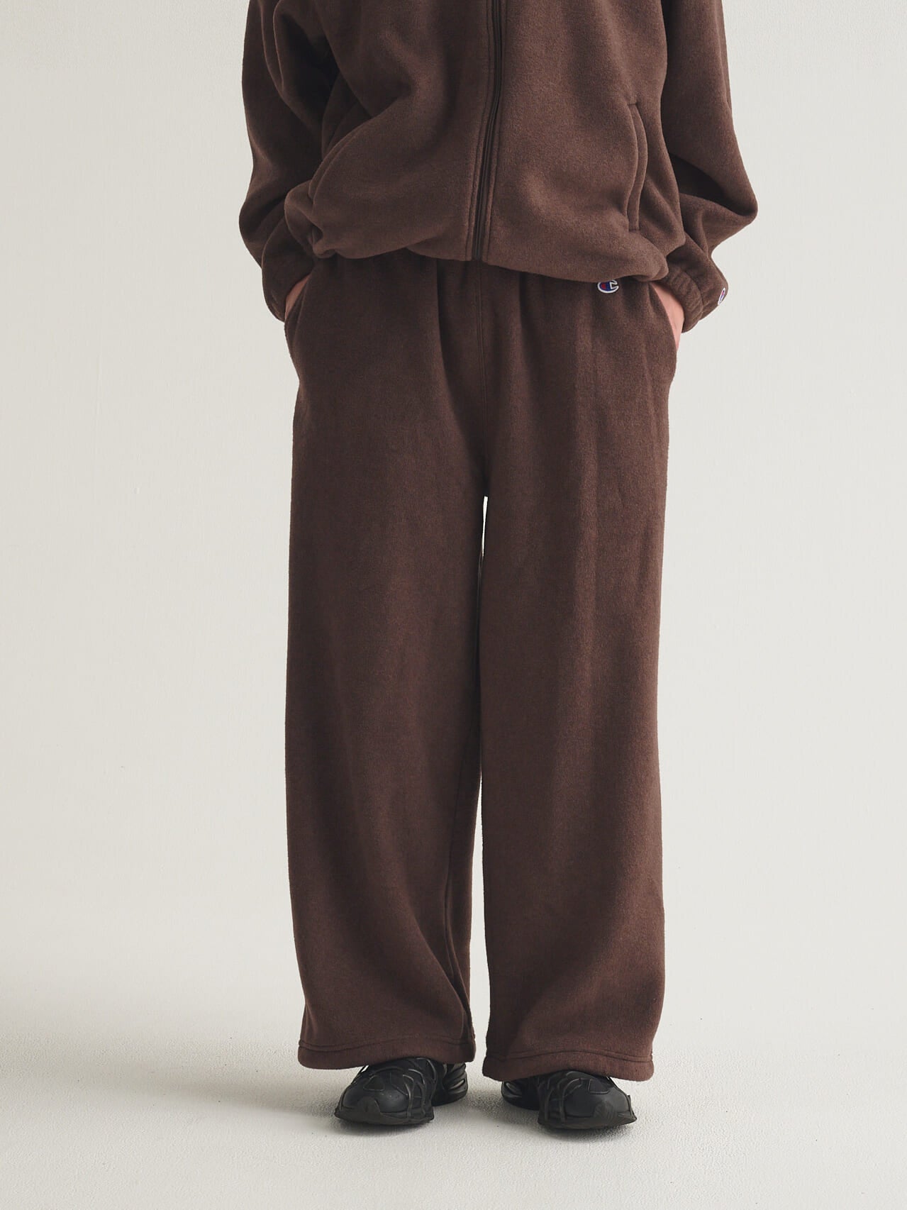 チャンピオンとビームスのコラボフリースパンツの着用カット