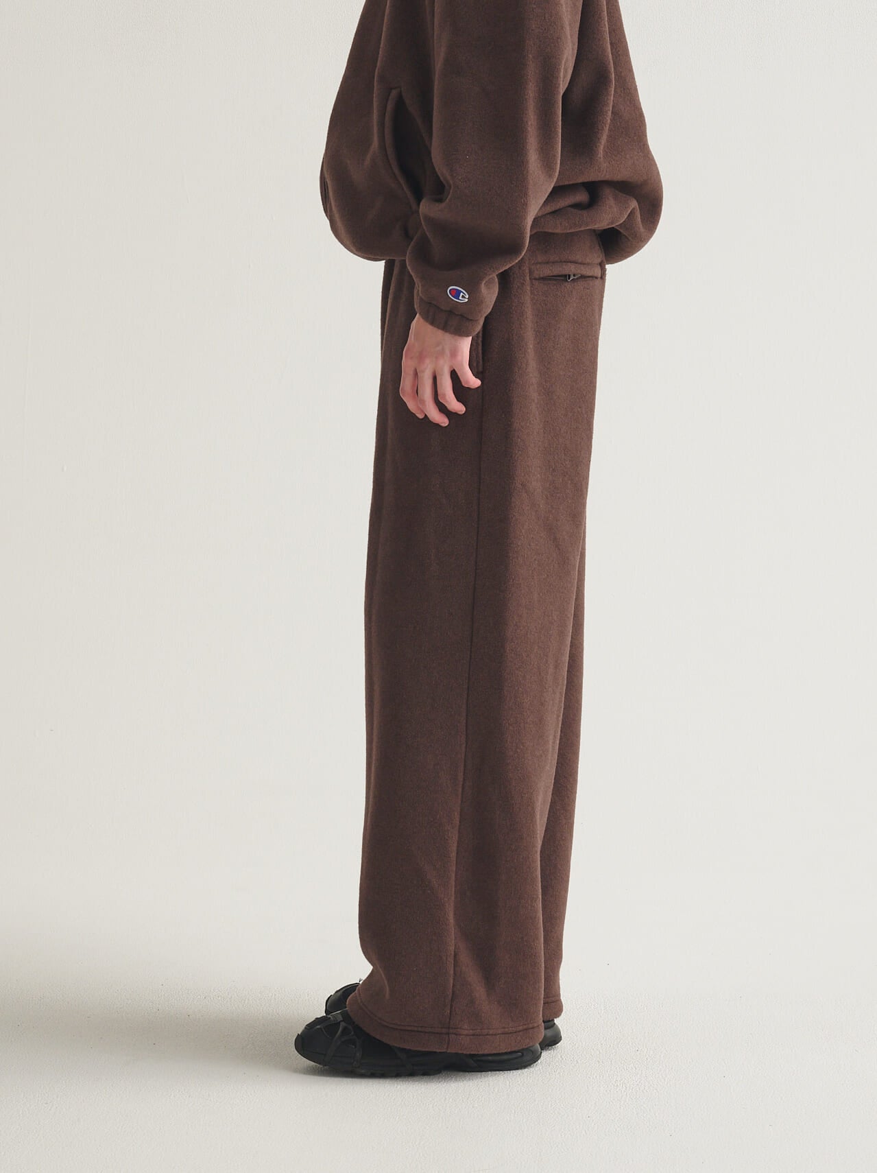 チャンピオンとビームスのコラボフリースパンツの着用カットのサイド