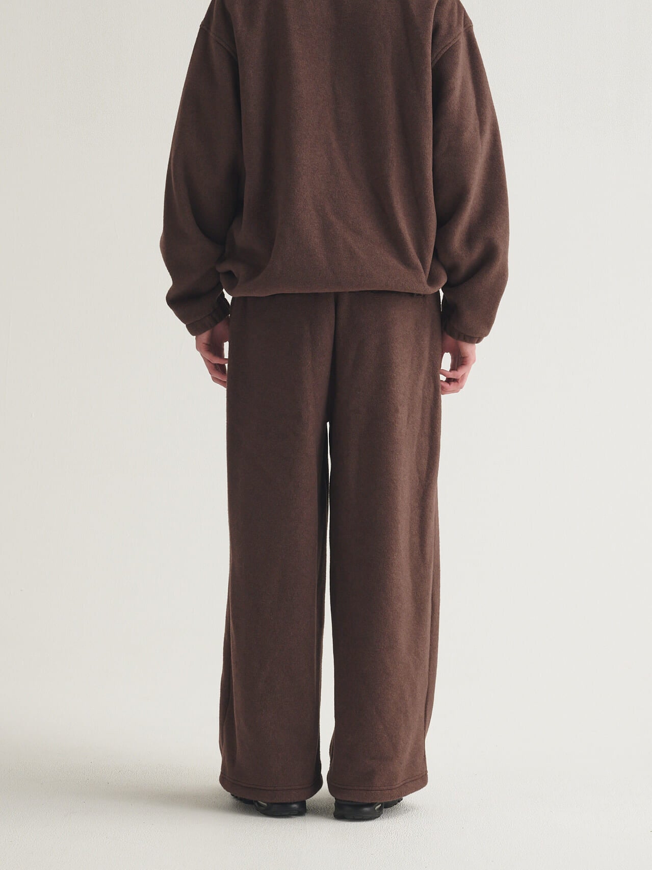 チャンピオンとビームスのコラボフリースパンツの着用カットのバック