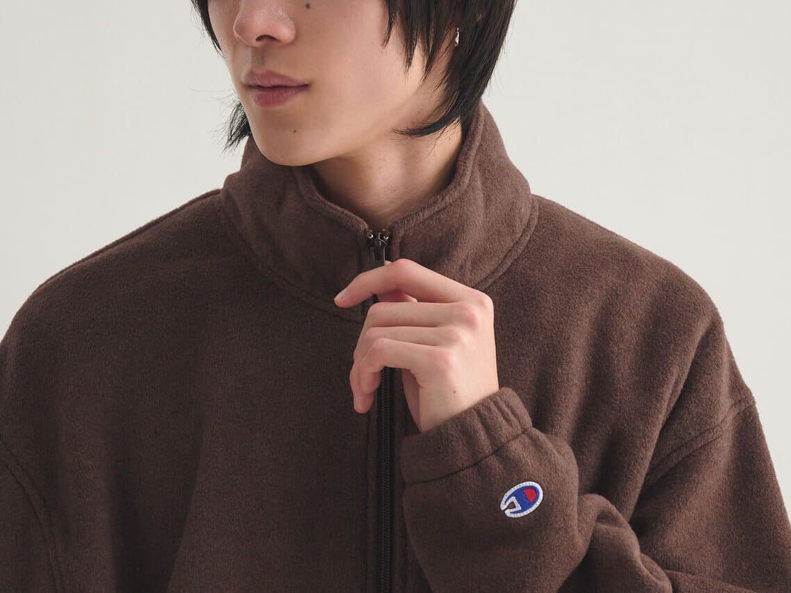 チャンピオンとビームスのコラボフリースジャケットの着用カットのジップ