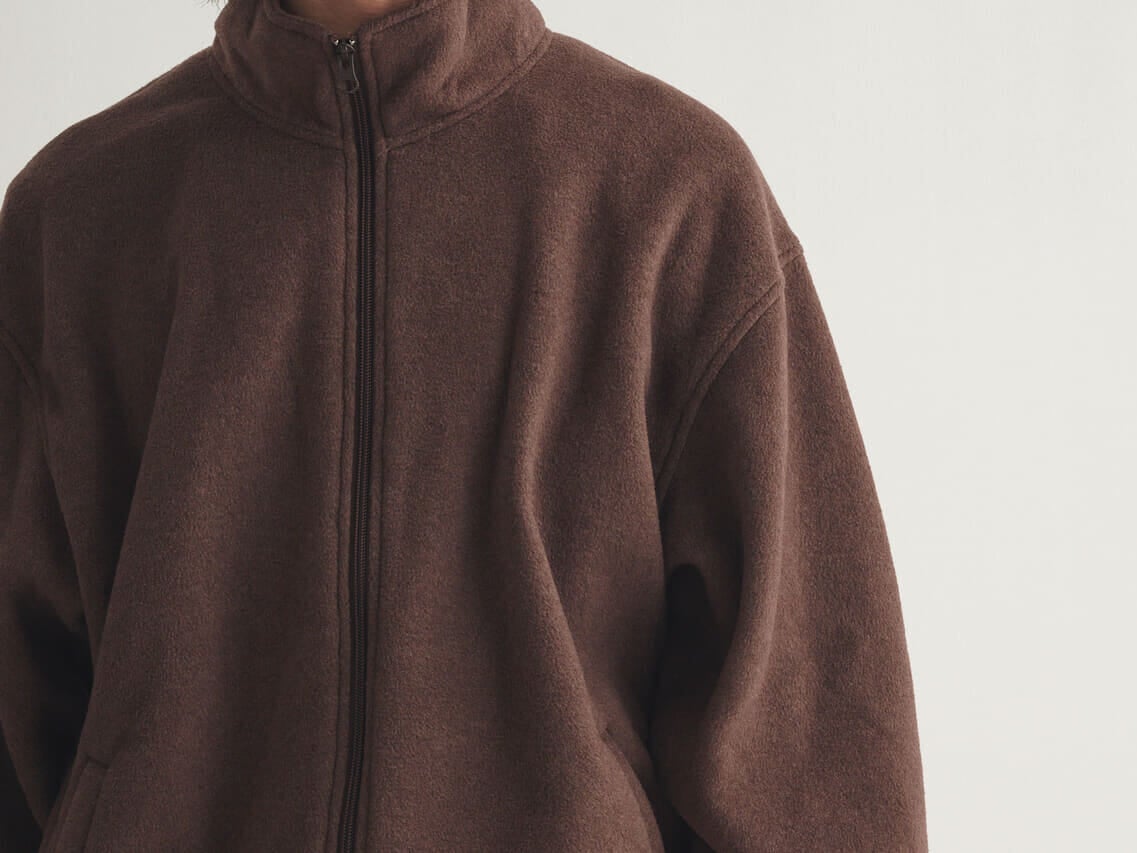 チャンピオンとビームスのコラボフリースジャケットの着用カットのスリーブ