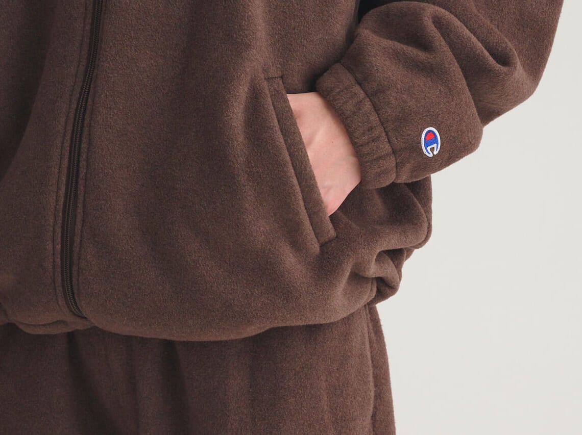 チャンピオンとビームスのコラボフリースジャケットの着用カットのサイドポケット