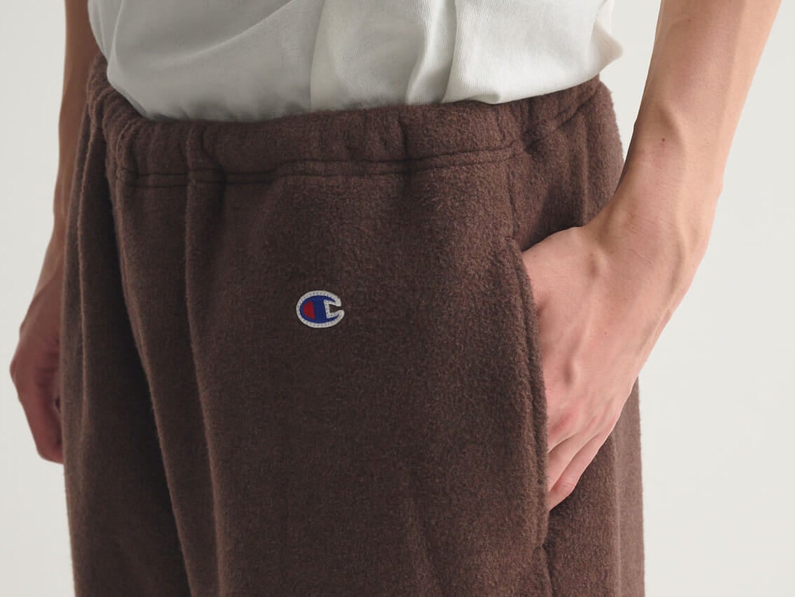 チャンピオンとビームスのコラボフリースパンツの着用カットのポケット