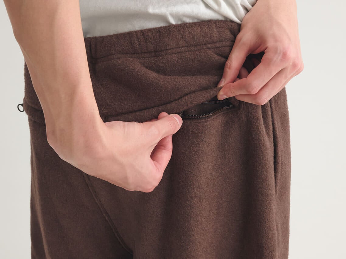 チャンピオンとビームスのコラボフリースパンツの着用カットのバックポケット