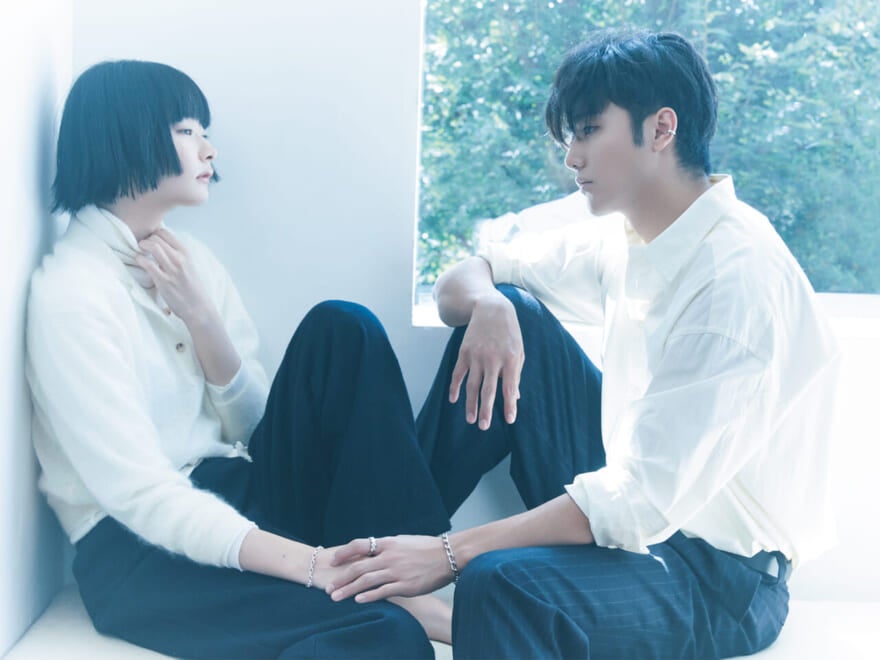 ジュエリーブランド「4℃オムプラス」のブレスレットを着用するメンズノンノモデルの鈴々木響と、女性モデルのTSUGUMIさん