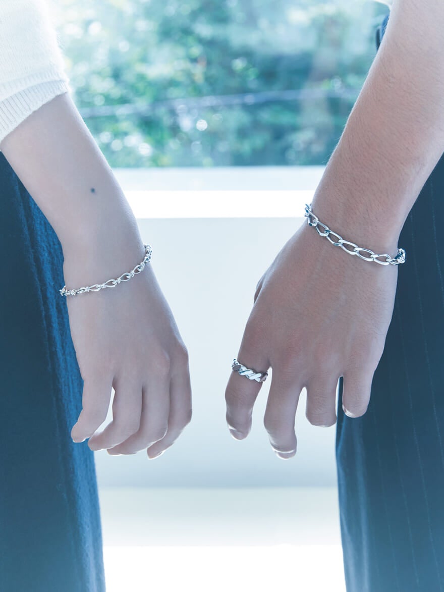 ジュエリーブランド「4℃オムプラス」のブレスレットを着用するメンズノンノモデルの鈴々木響と、女性モデルのTSUGUMIさんの手もとのアップ