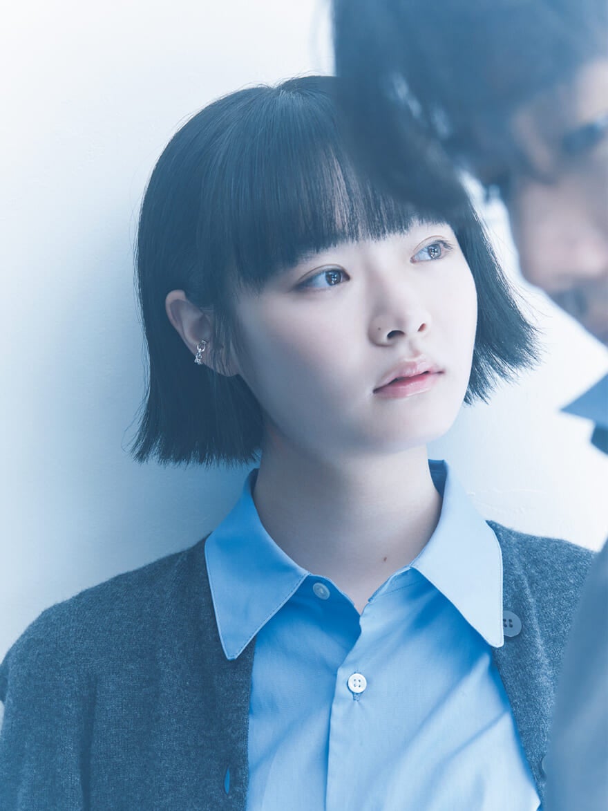 ジュエリーブランド「4℃オムプラス」のイヤーカフ(イヤカフ)を着用する女性モデルのTSUGUMIさん