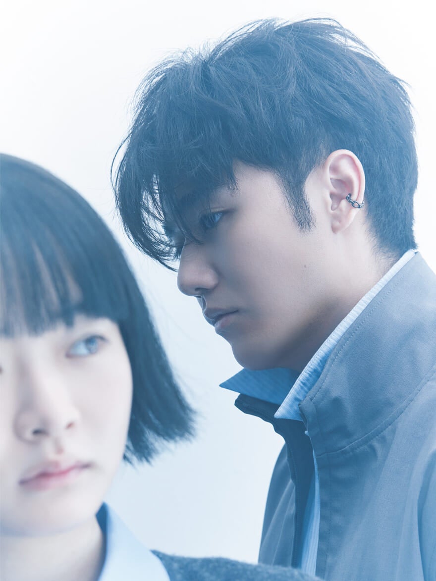 ジュエリーブランド「4℃オムプラス」のイヤーカフ(イヤカフ)を着用するメンズノンノモデルの鈴々木響さん