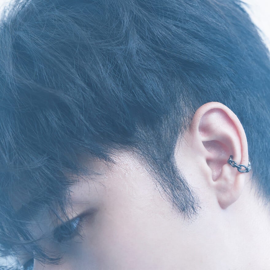 ジュエリーブランド「4℃オムプラス」のイヤーカフ(イヤカフ)を着用する鈴々木響さんの耳もとのアップ