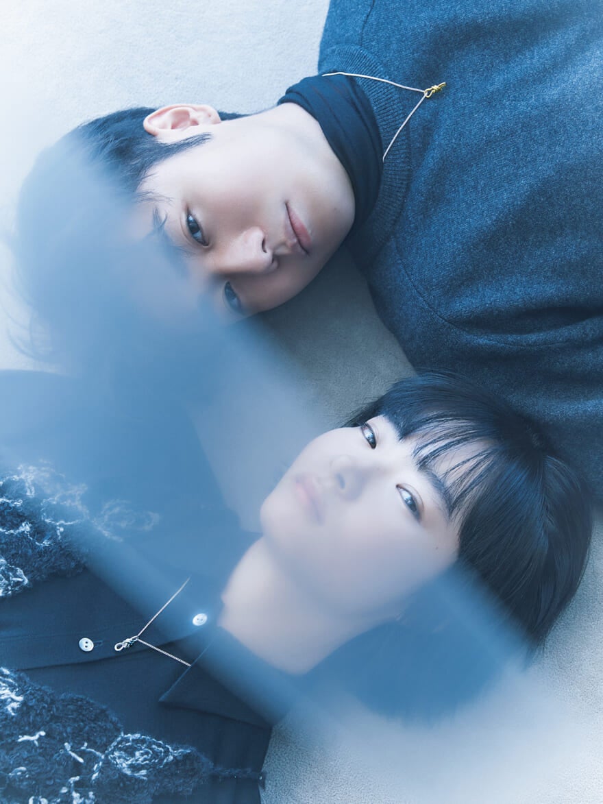 ジュエリーブランド「4℃オムプラス」のネックレスを着用するメンズノンノモデルの鈴々木響と、女性モデルのTSUGUMIさん