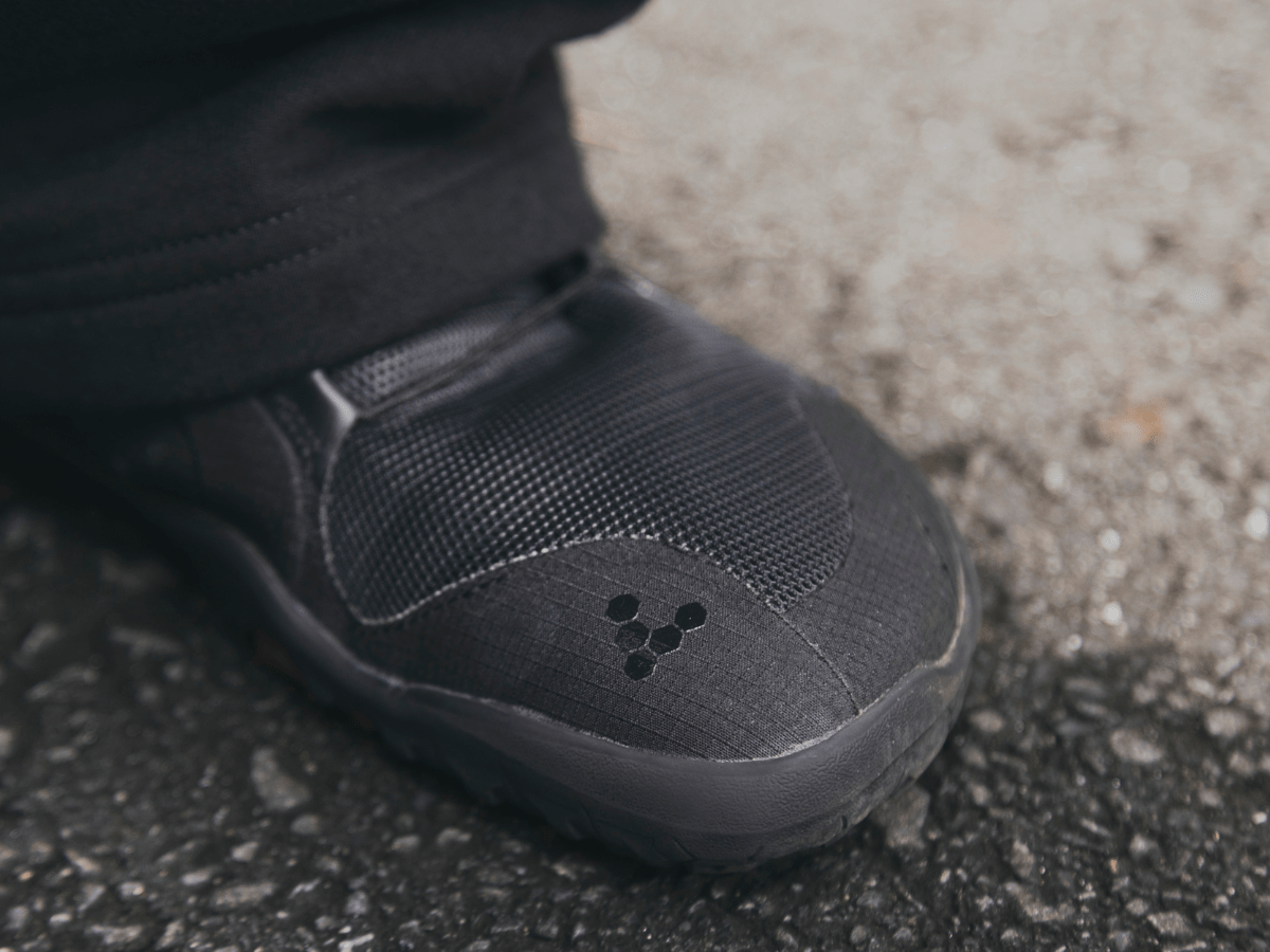 mitsuo hair・與座翼さんの冬スタイル ビボベアフットのスニーカー