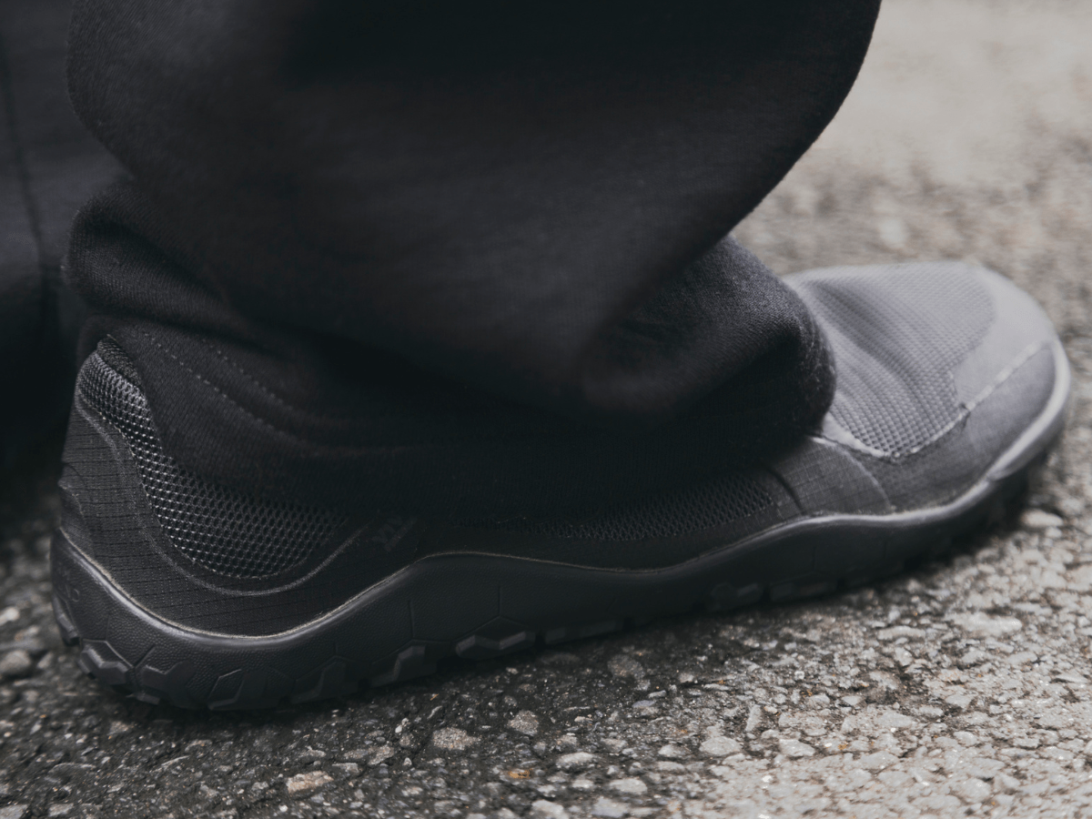 mitsuo hair・與座翼さんの冬スタイル ビボベアフットのスニーカー