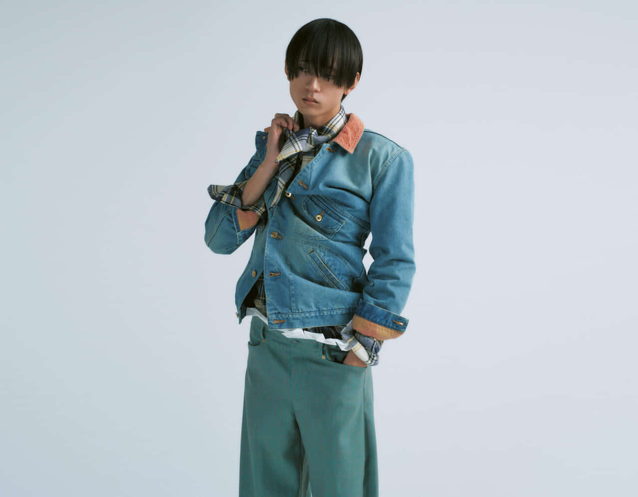 水沢林太郎が着用するHOMMENAのデニムジャケット