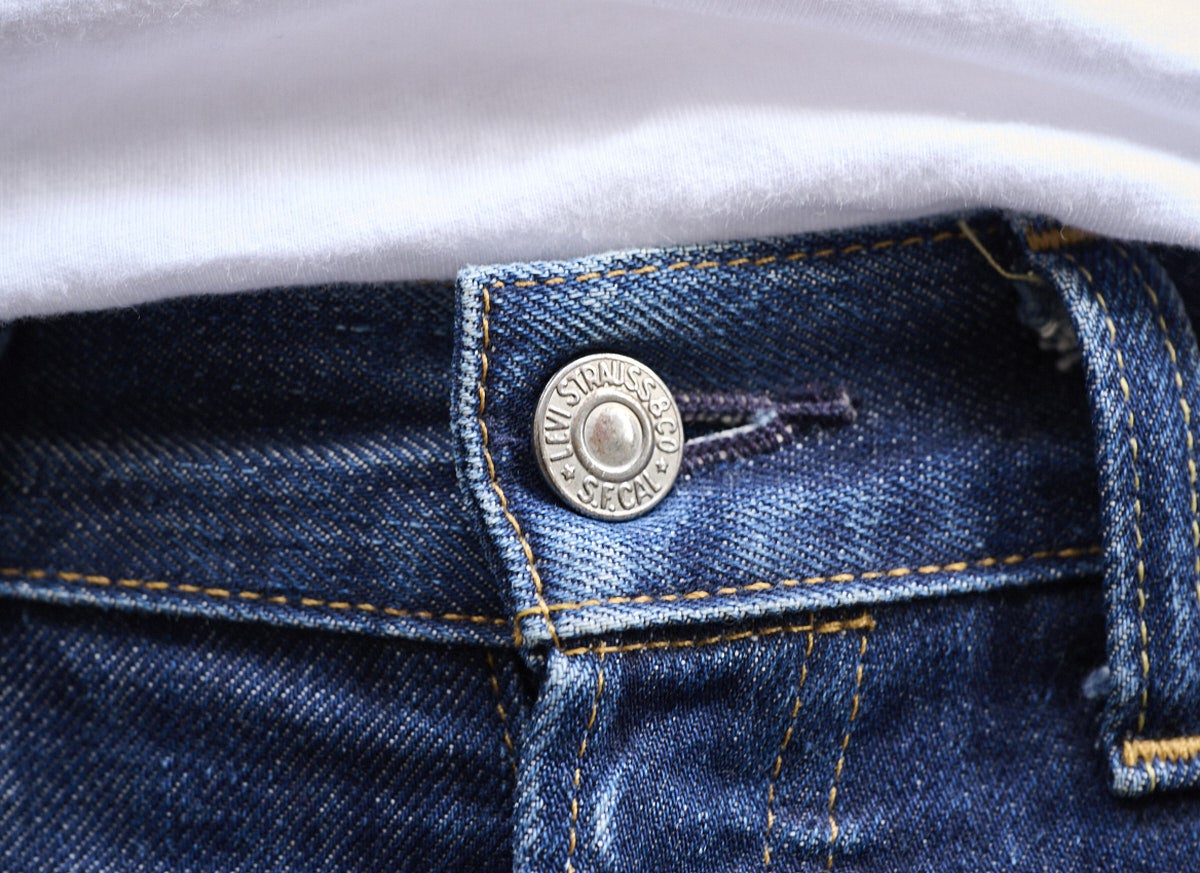 リーバイス®のジーンズのボタン
