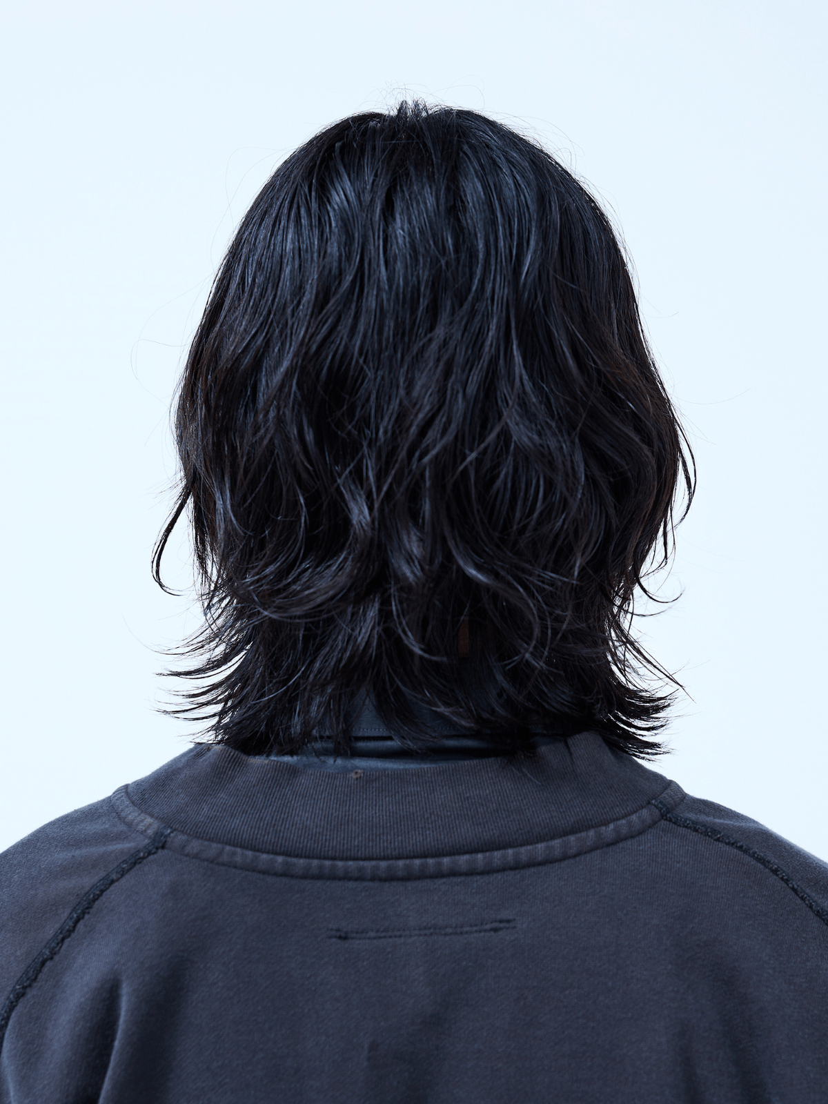 おしゃれを制するミディアムヘアは、重さと軽さの黄金バランスが決め手