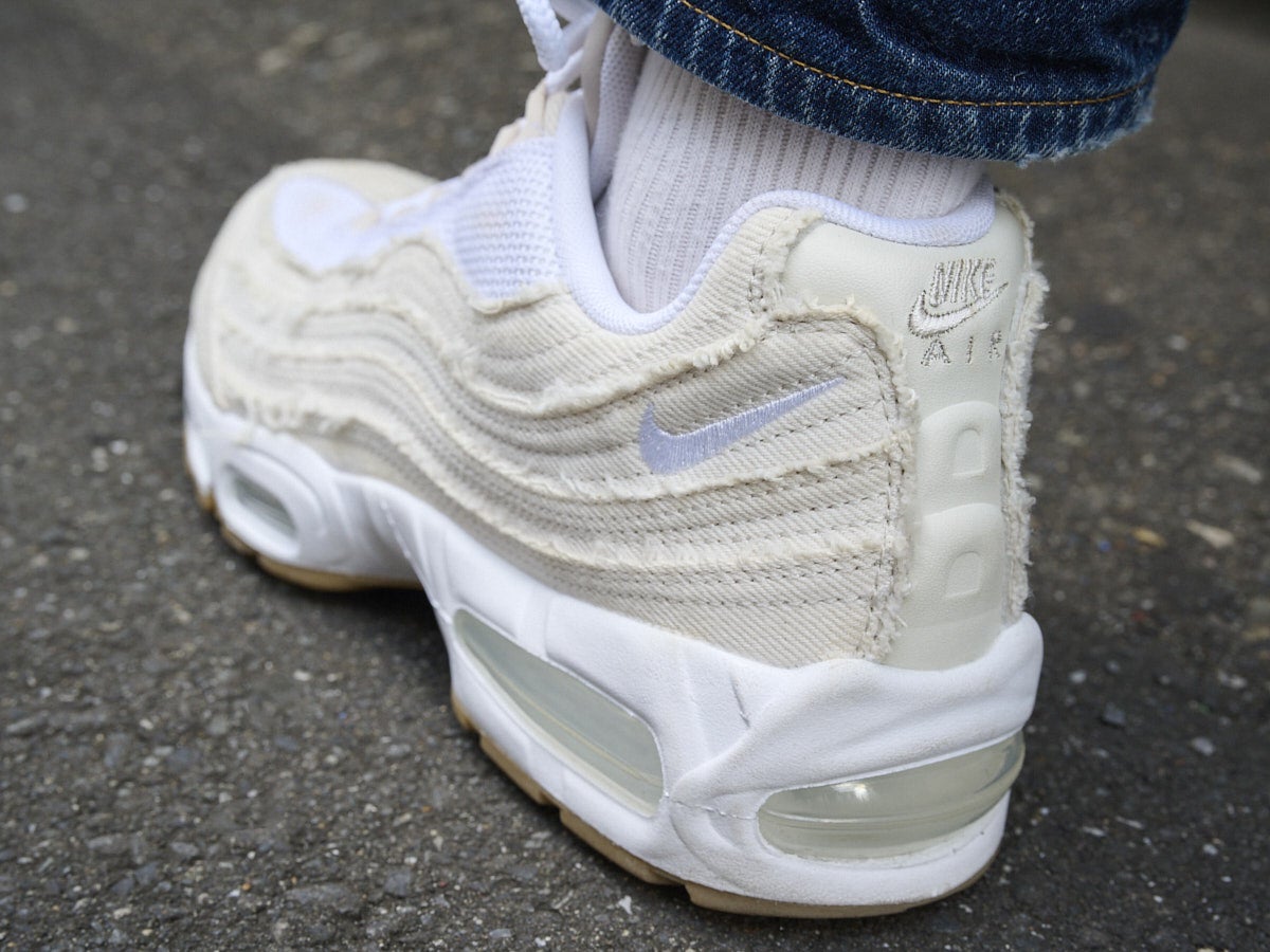 ナイキ×リーバイスのスニーカーのロゴ