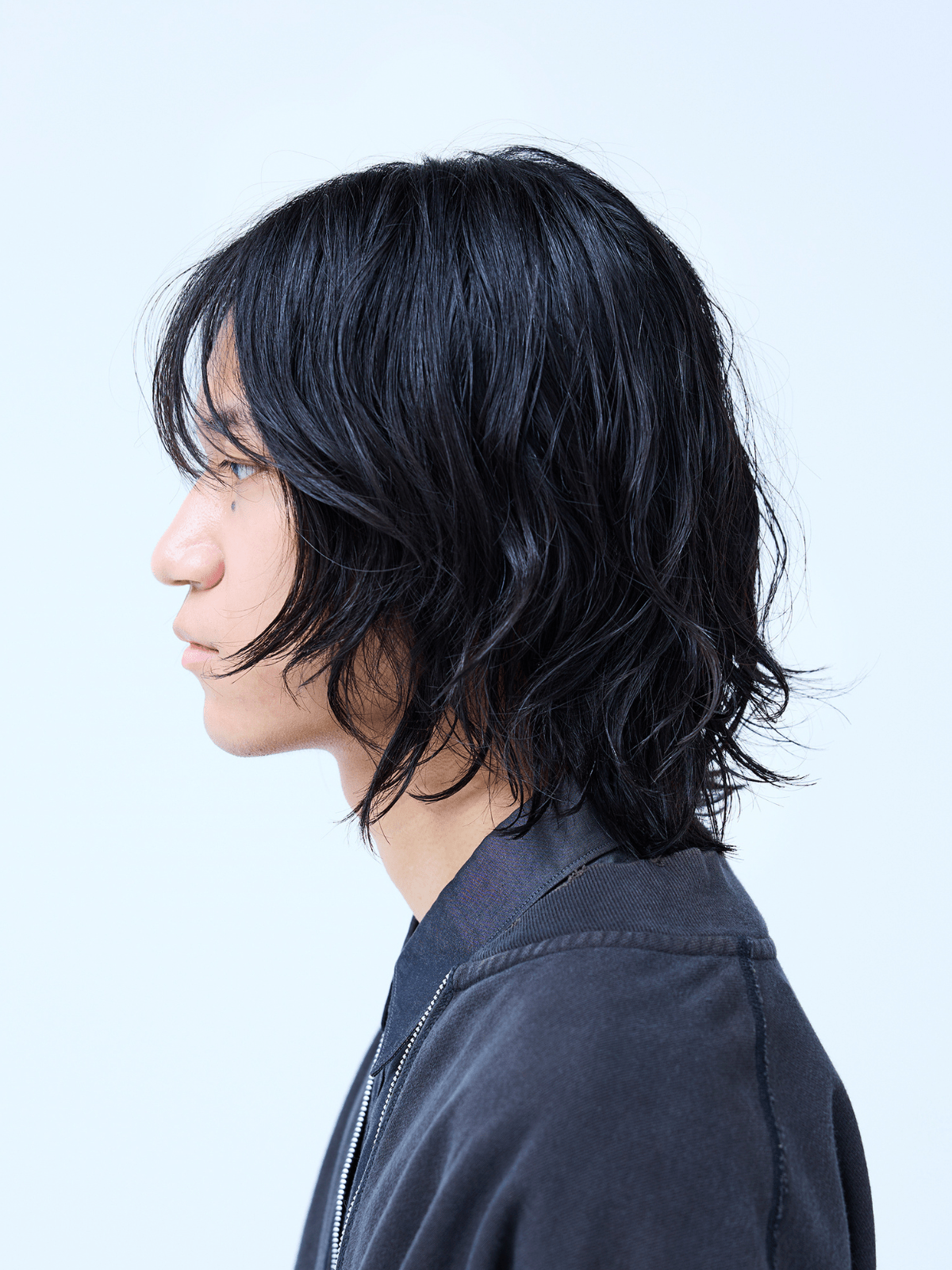 おしゃれを制するミディアムヘアは、重さと軽さの黄金バランスが決め手