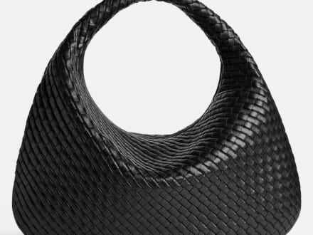 「ボッテガ・ヴェネタ」の名作が帰ってくる! 人気バッグ「ヴェネタ」の新モデルは日常に寄り添う3サイズ展開!