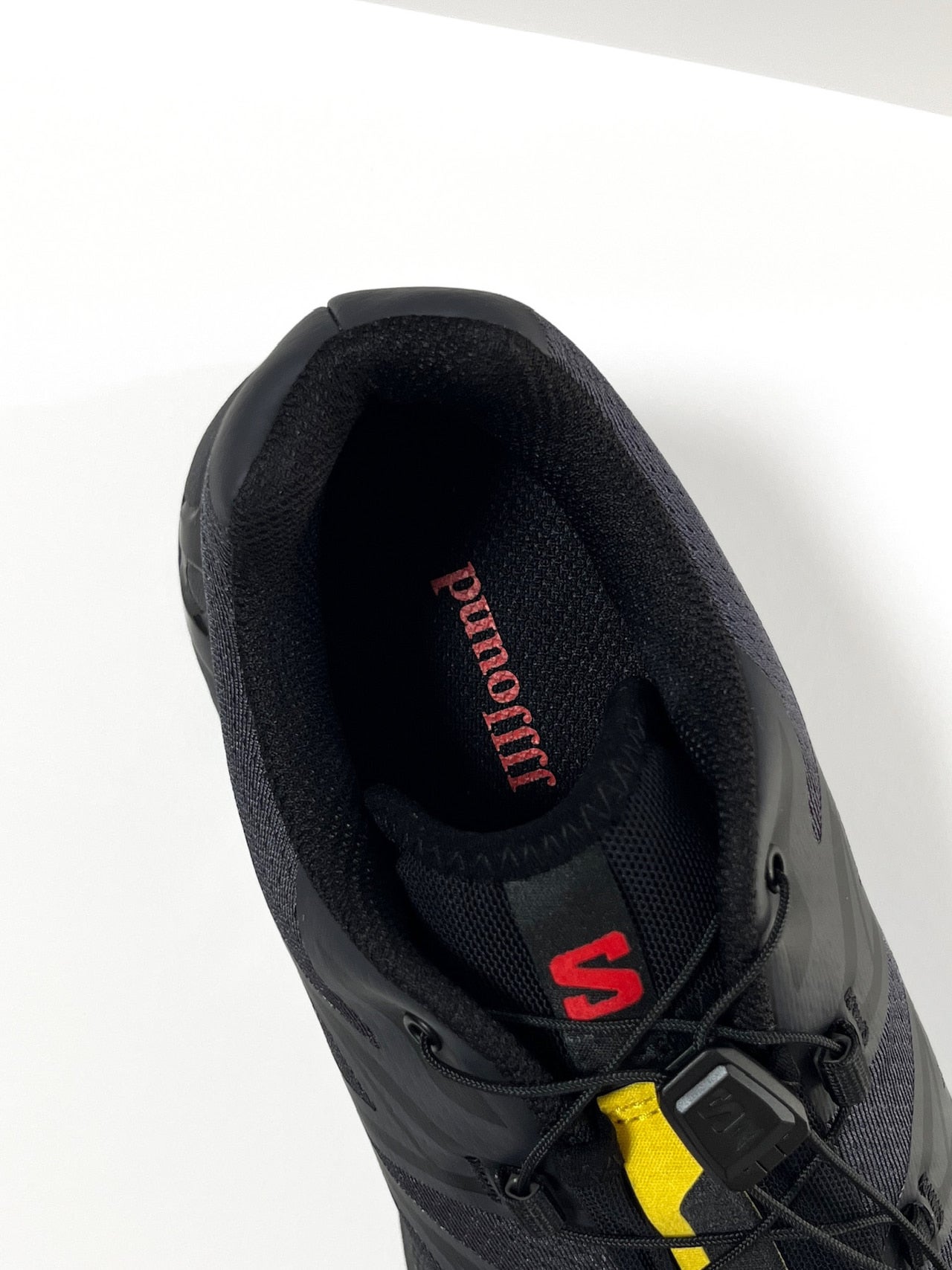 サロモンとジョウンド のコラボ黒スニーカーのロゴ