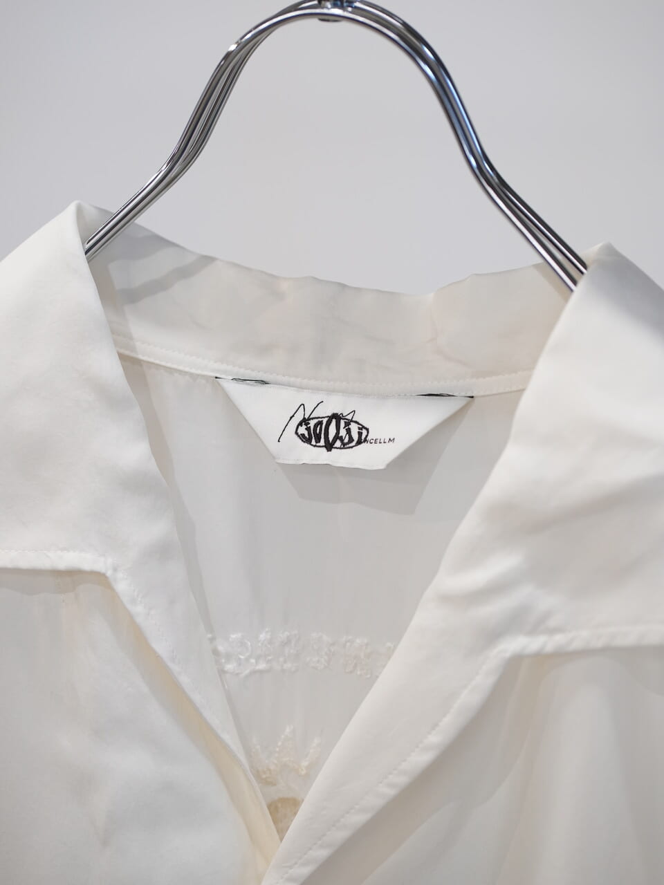 ANCELLM × jo0ji「ANC-jo01 EMBROIDERY SHIRT」 シャツ ホワイト 襟元