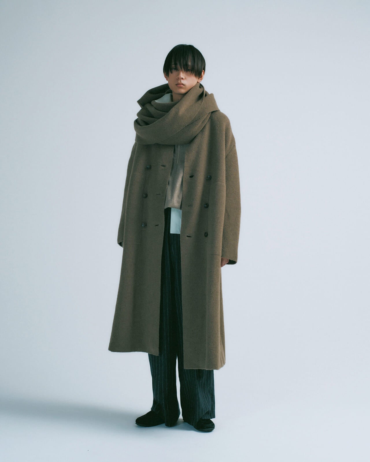 水沢林太郎が着用するNomàtのコートとストール