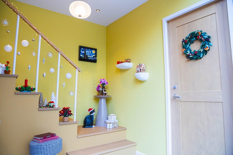 レゴのクリスマスリースを設置したインテリア