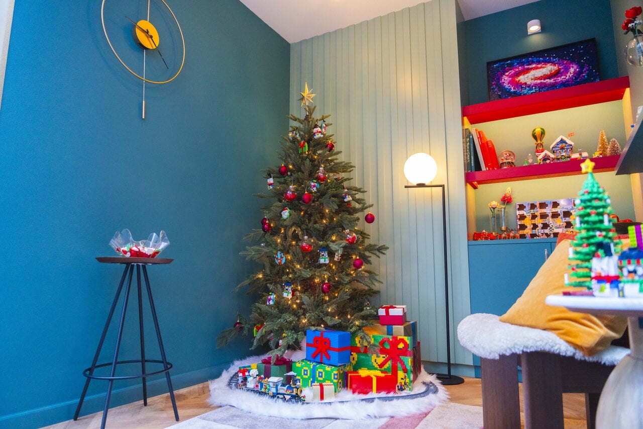 大人にも人気のレゴブロックでクリスマスのデコレーションを施したインテリア1