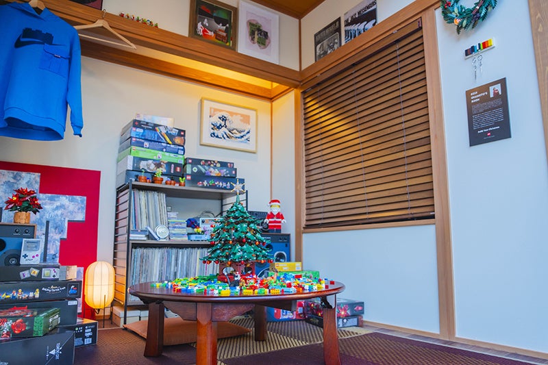 オカモトレイジさんがプロデュースした、レゴセット「家族でかざろう！クリスマスツリー」を設置した和室のインテリア