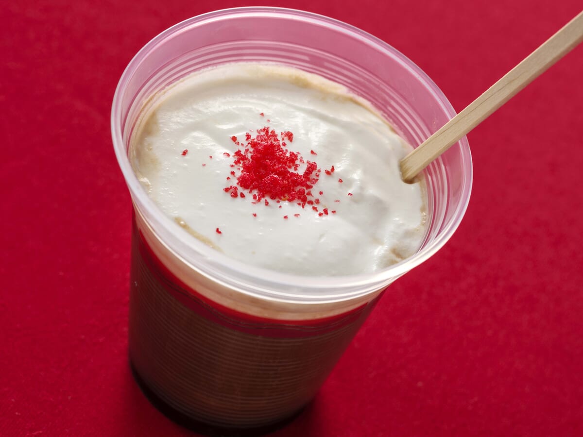 ディズニークリスマス食べ歩きおすすめアルコール「ホットチョコカクテル（コーヒーリキュール）」