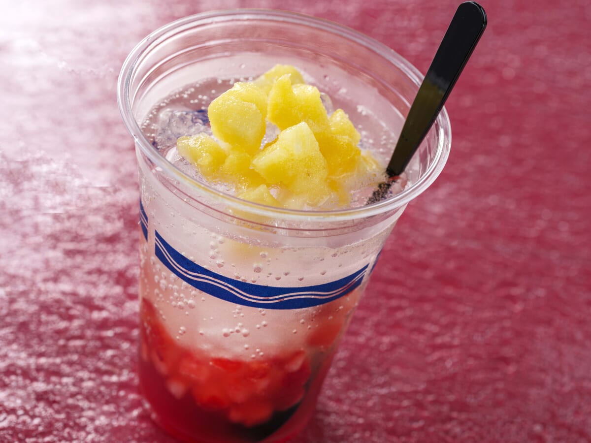 ディズニークリスマス食べ歩きおすすめアルコール「スパークリングカクテル（ラズベリーリキュール＆パイナップル）」