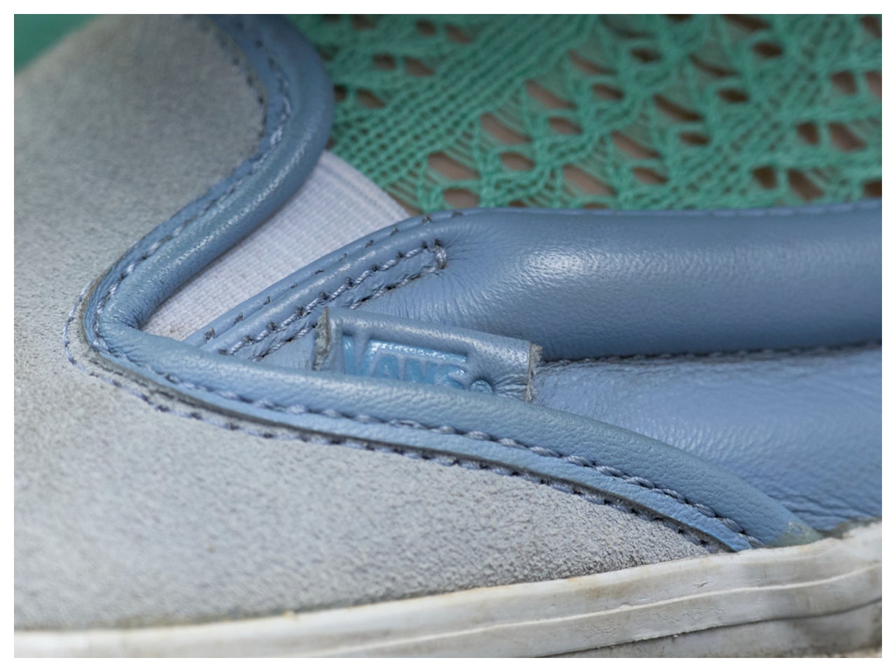 ひと味違う「ヴァンズ」のスリッポンは大人ブルーが決め手。迷ったときはとりあえずコレ！【おしゃれな人はメジャーブランドの愛用スニーカーをどう履く？Vol.137】