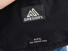 「A.P.C.」と「グレゴリー」の初コラボはちょうどいい大人なアウトドア！ミニマルな日本限定コレクションが人気のオールブラックで登場！