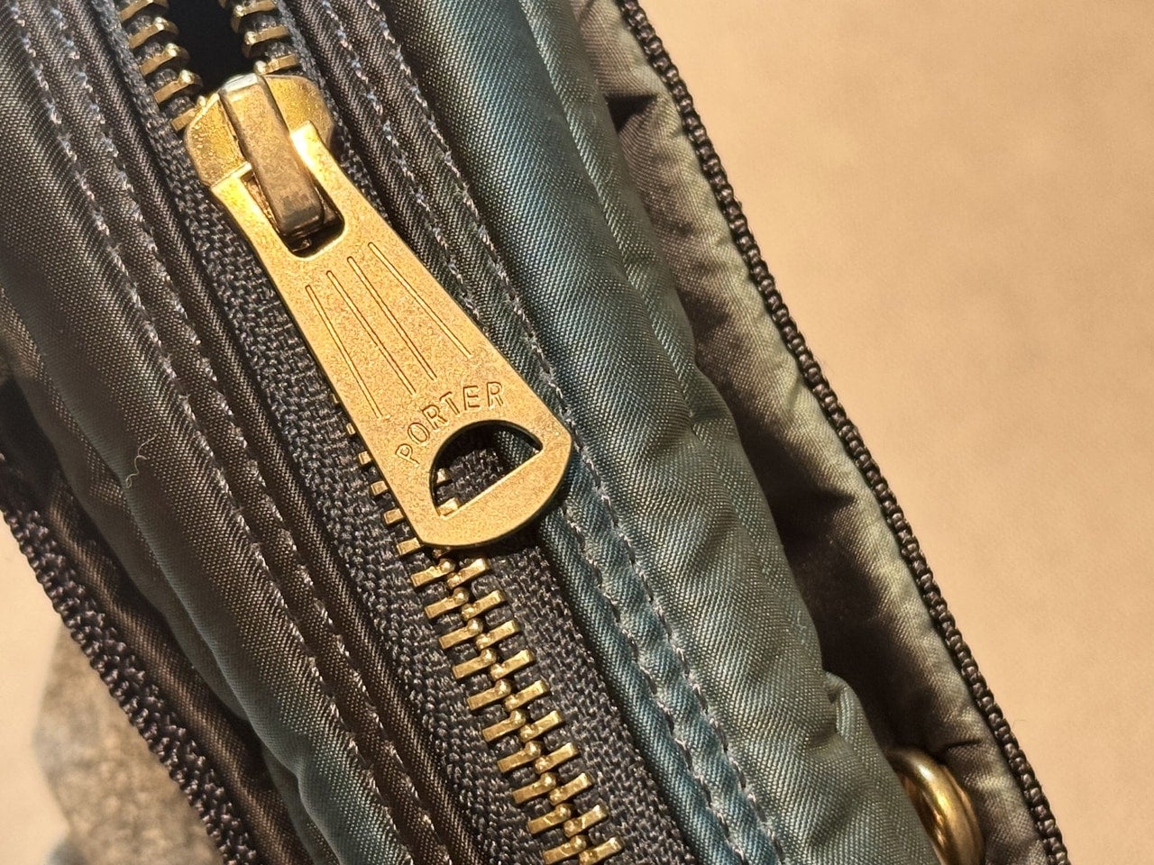 ポーター×ストーンアイランド「Stone Island|Porter_Hand Corrosion on Nylon Twill Pouch」ファスナーアップ