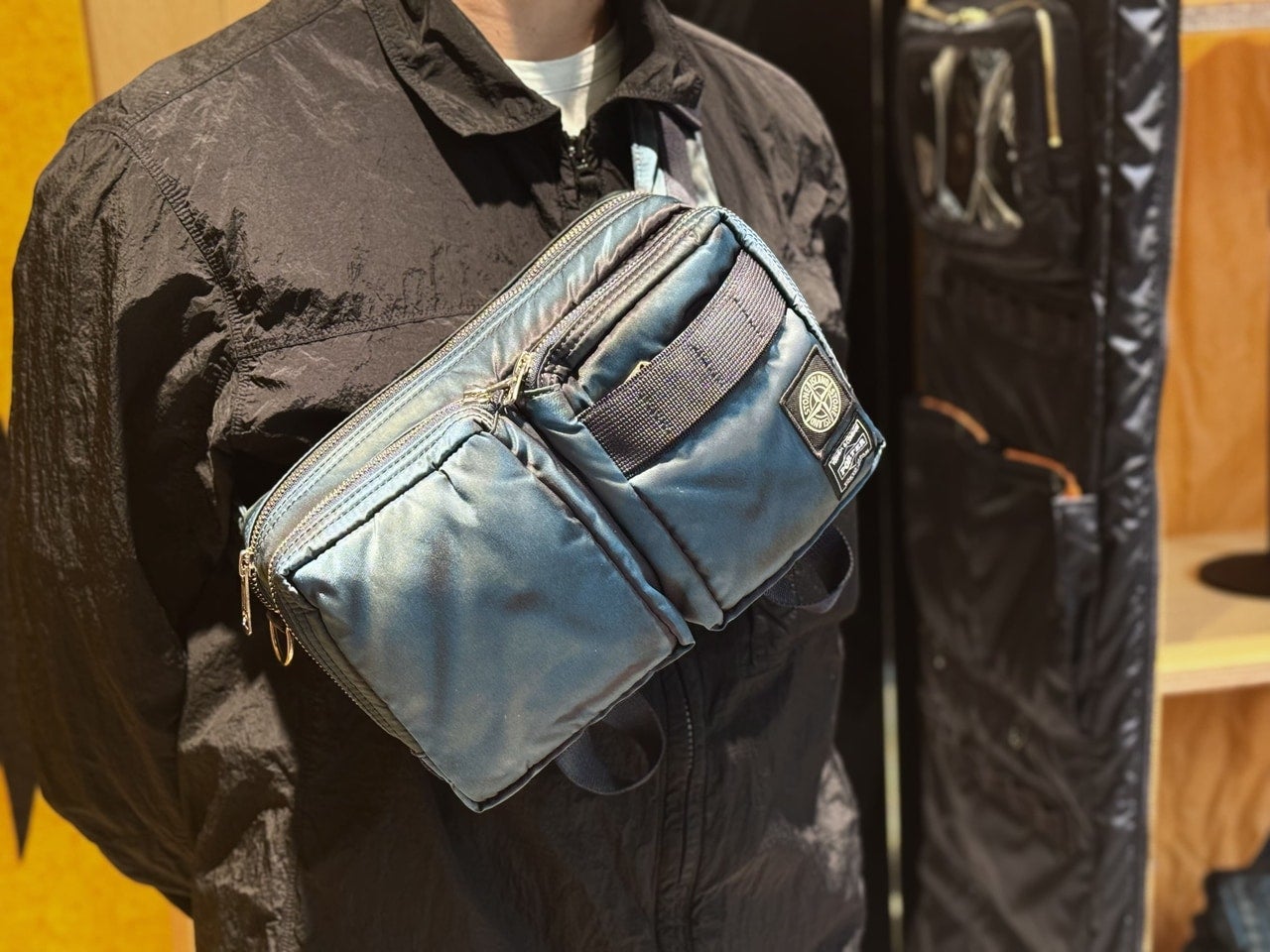 ポーター×ストーンアイランド「Stone Island|Porter_Hand Corrosion on Nylon Twill Cross Body Bag」着用ボディ