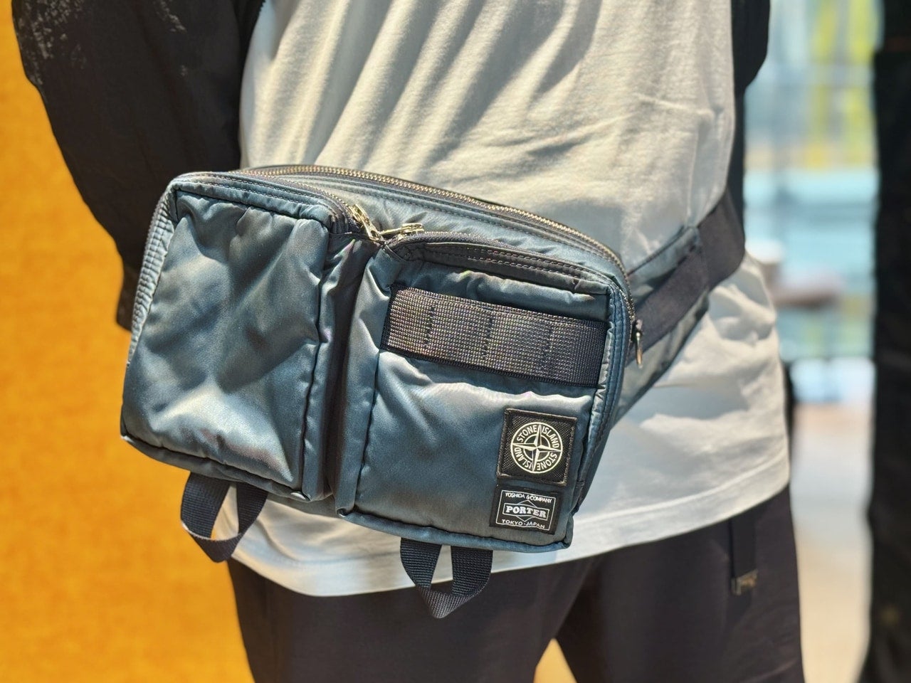 ポーター×ストーンアイランド「Stone Island|Porter_Hand Corrosion on Nylon Twill Cross Body Bag」着用腰