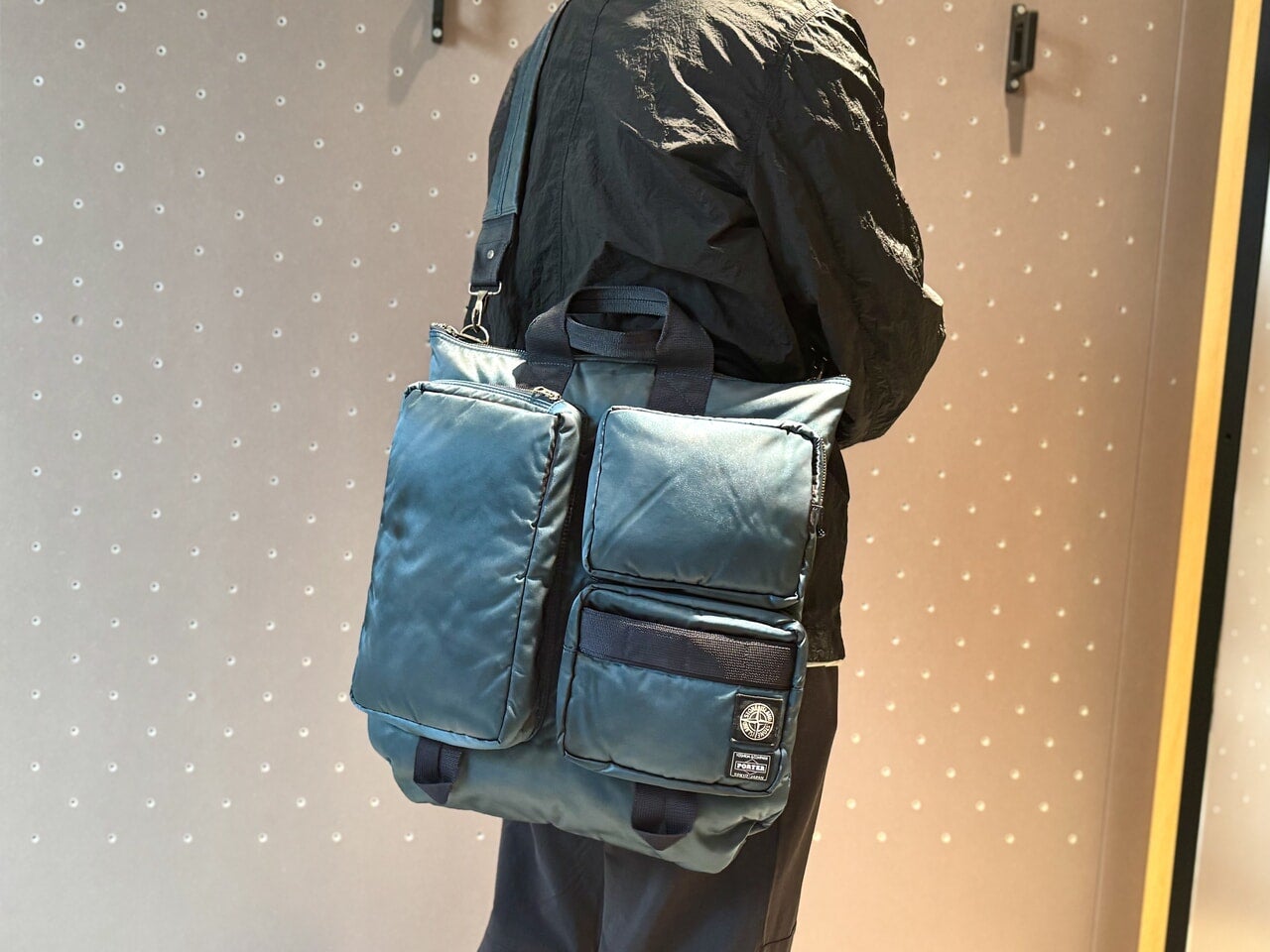 ポーター×ストーンアイランド「Stone Island|Porter_Hand Corrosion on Nylon Twill Helmet Bag着用