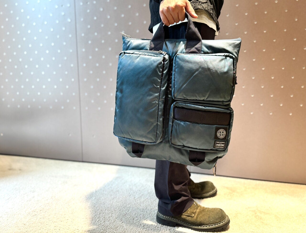 ポーター×ストーンアイランド「Stone Island|Porter_Hand Corrosion on Nylon Twill Helmet Bag」手持ち