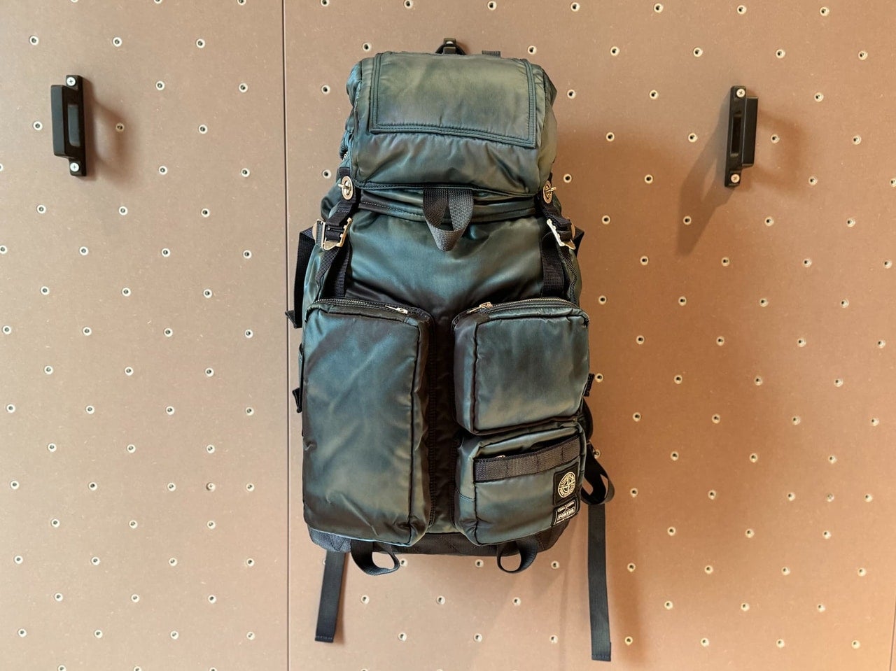 ポーター×ストーンアイランド「Stone Island | Porter_Hand Corrosion on Nylon Twill Backpack」正面