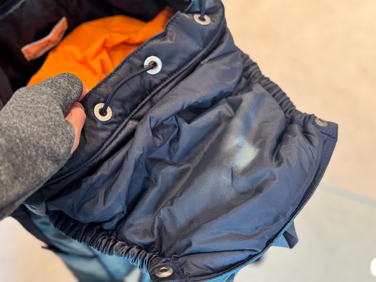 ポーター×ストーンアイランド「Stone Island | Porter_Hand Corrosion on Nylon Twill Backpack」開けている様子