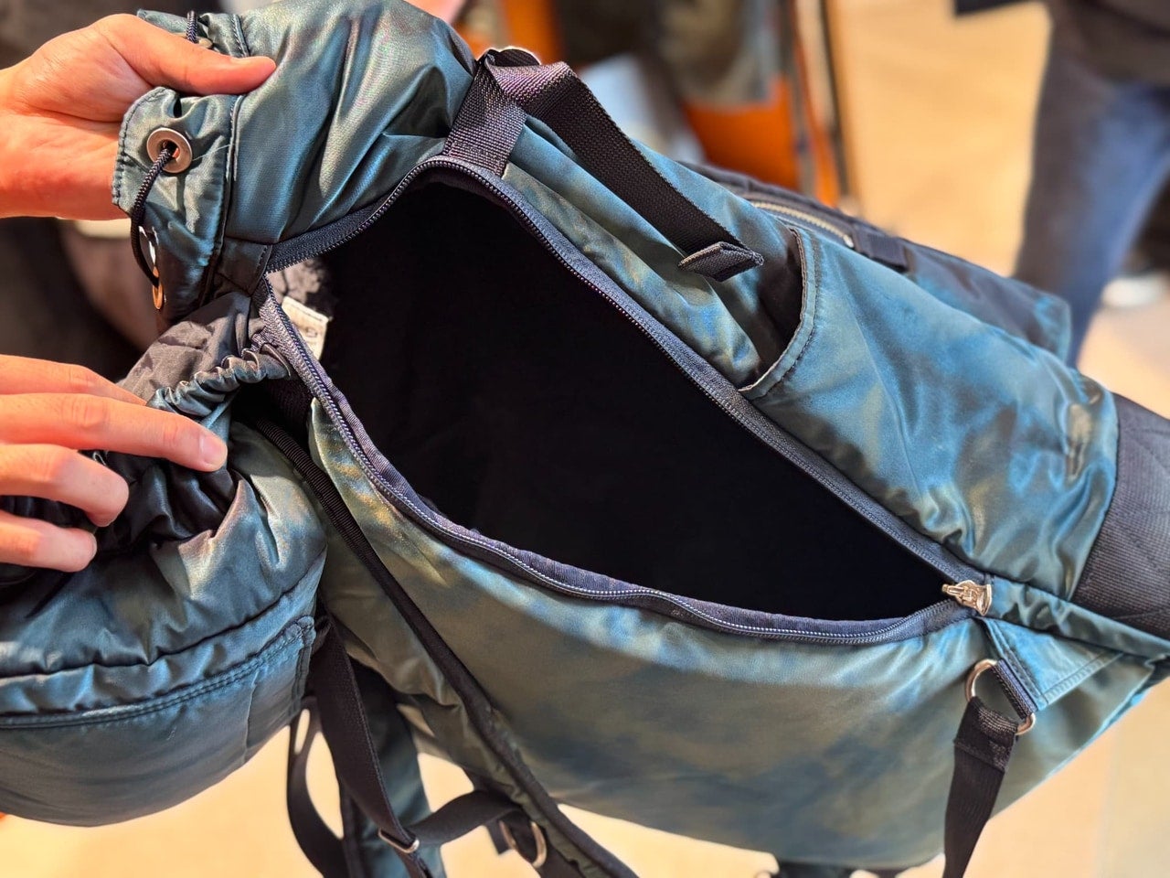 ポーター×ストーンアイランド「Stone Island | Porter_Hand Corrosion on Nylon Twill Backpack」ボディファスナー