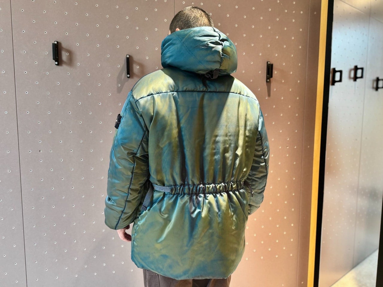 ポーター×ストーンアイランド「Stone Island | Porter_Hand Corrosion on Nylon Twill Hooded Parka」バックスタイル