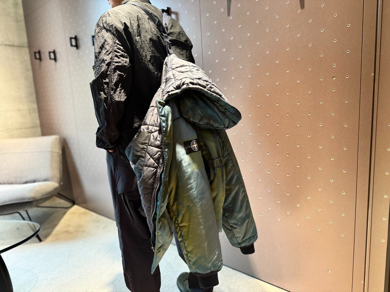 ポーター×ストーンアイランド「Stone Island | Porter_Hand Corrosion on Nylon Twill Hooded Parka」背負っている様子