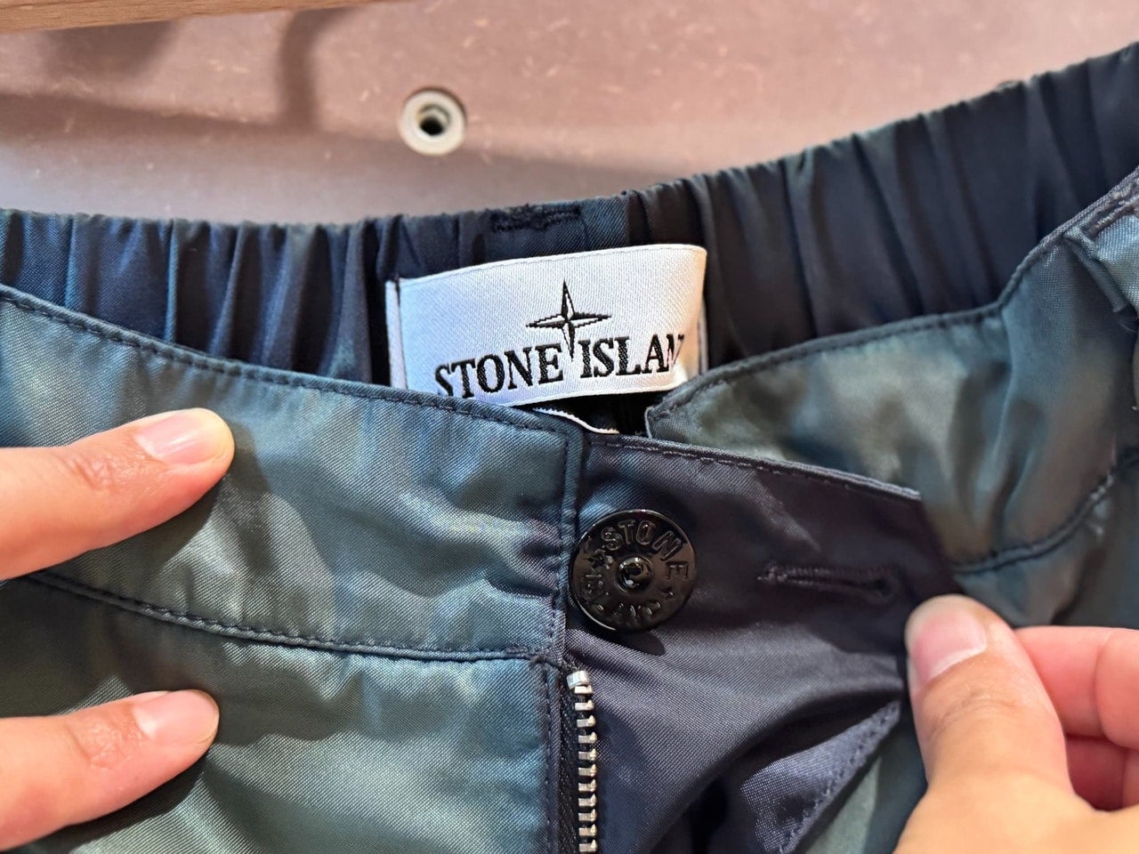 ポーター×ストーンアイランド「Stone Island | Porter_Hand Corrosion on Nylon Twill Loose Fit Cargo Trousers」ロゴ