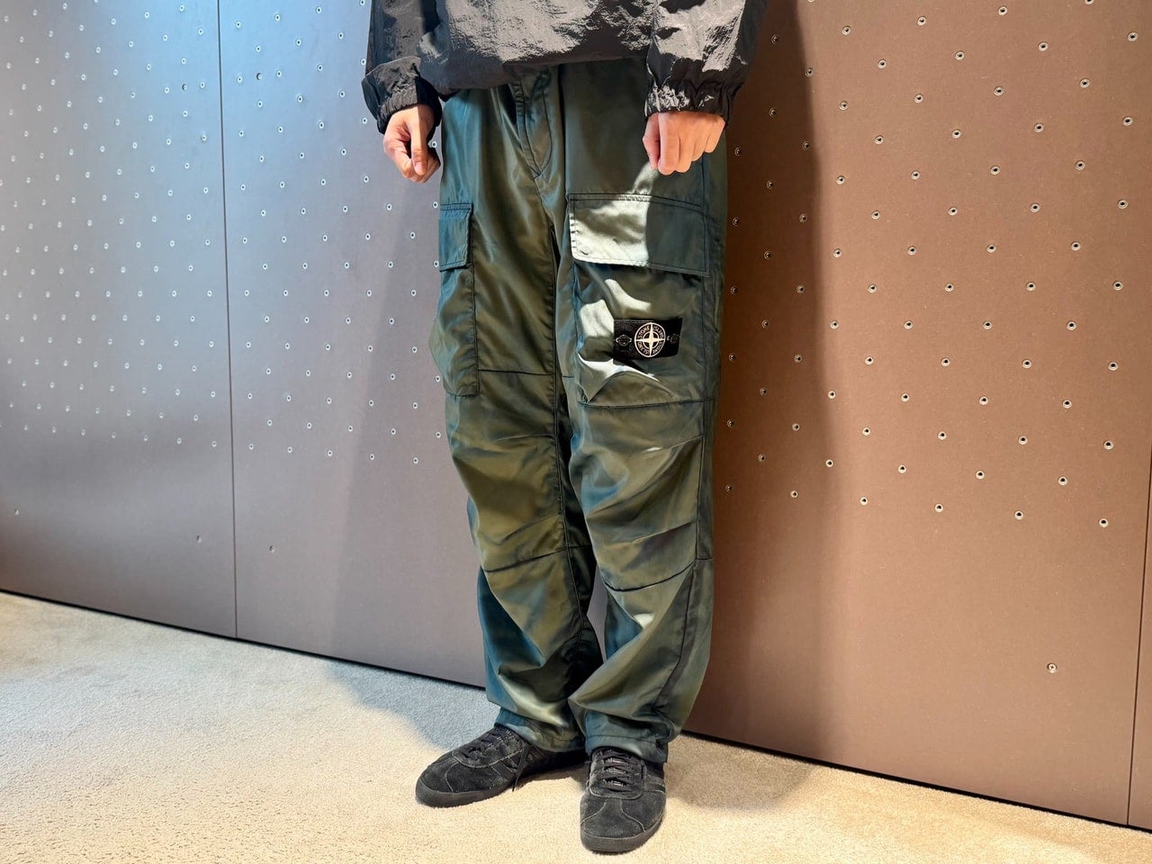 ポーター×ストーンアイランド「Stone Island | Porter_Hand Corrosion on Nylon Twill Loose Fit Cargo Trousers」着用