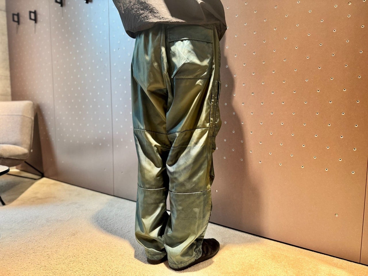 ポーター×ストーンアイランド「Stone Island | Porter_Hand Corrosion on Nylon Twill Loose Fit Cargo Trousers」バックスタイル