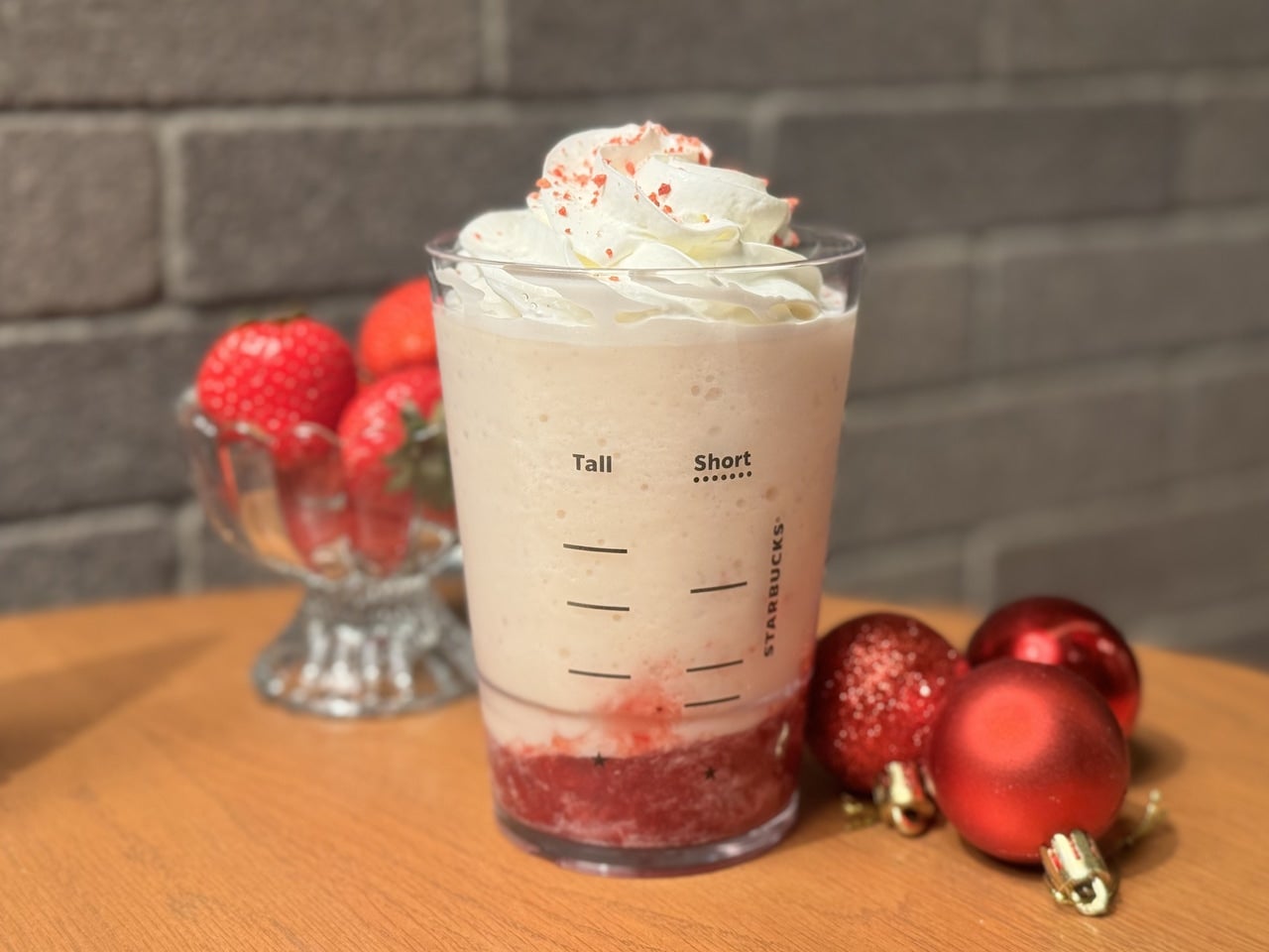 スタバ新作「ストロベリー & ジョイフルメドレー ティー フラペチーノ®」後