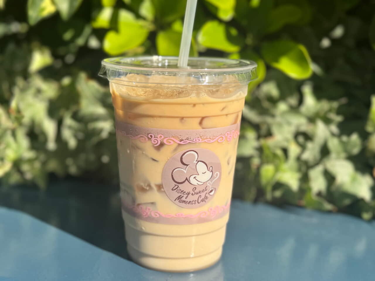 ディズニー食べ歩きおすすめドリンク「カフェラテ/アイスカフェラテ」