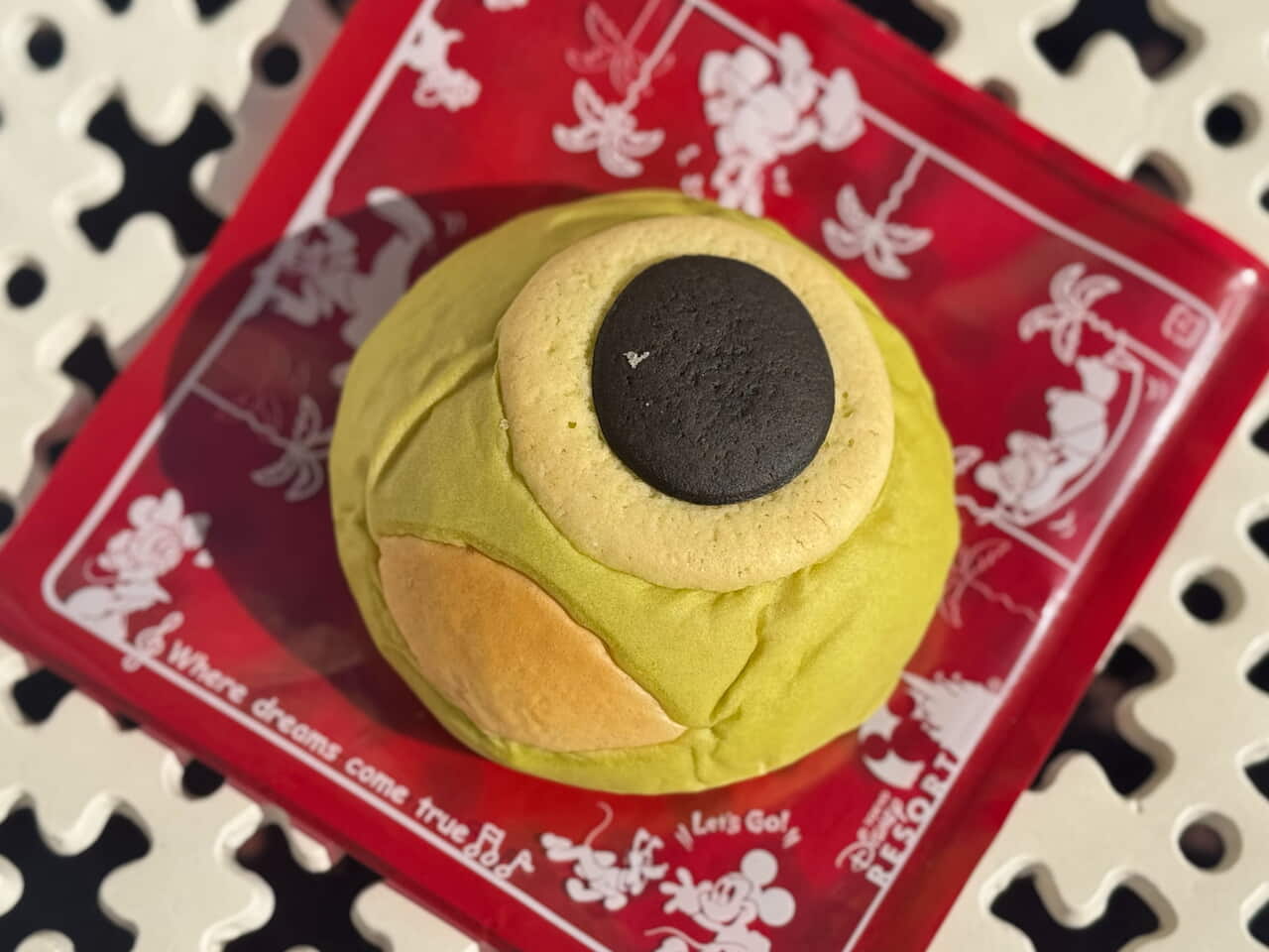 ディズニー食べ歩きおすすめ「マイクメロンパン」