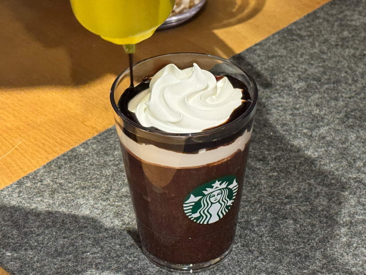 スタバ新作「スモア チョコレート フラペチーノ®」に使われているスモア用ソース